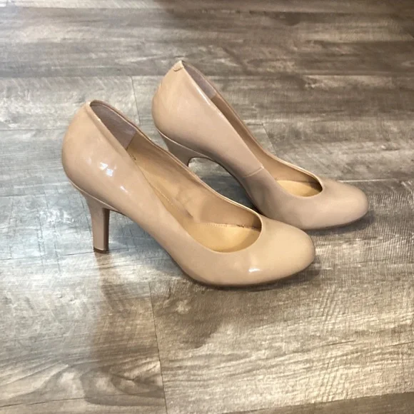 Perfect Nude Pump - Picture 2 of 3